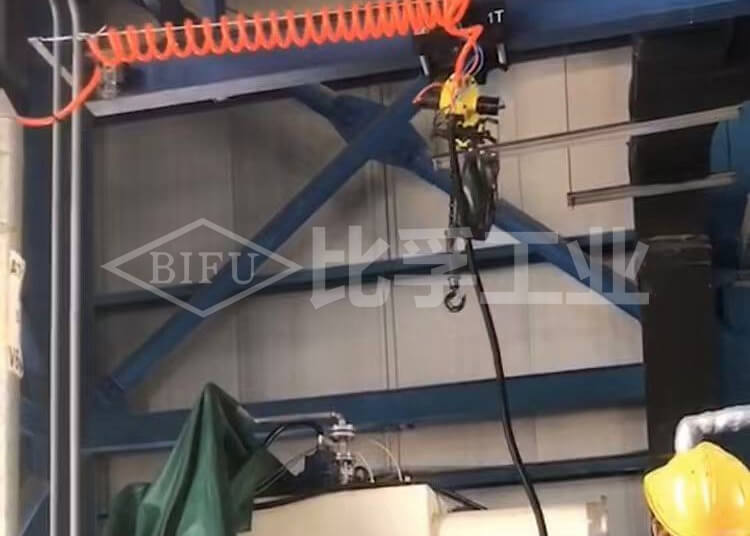 化工原料搬运防爆气动葫芦案例